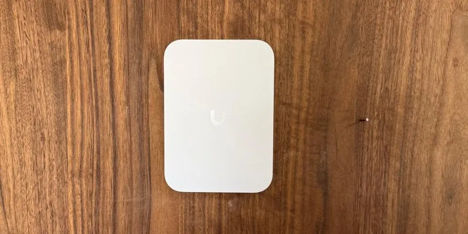 Punto de acceso Wi-Fi instalado en un muro de madera