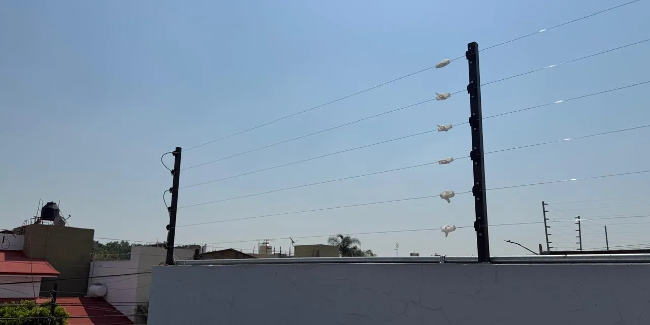 Cerca electrificada instalada sobre la barda de una casa