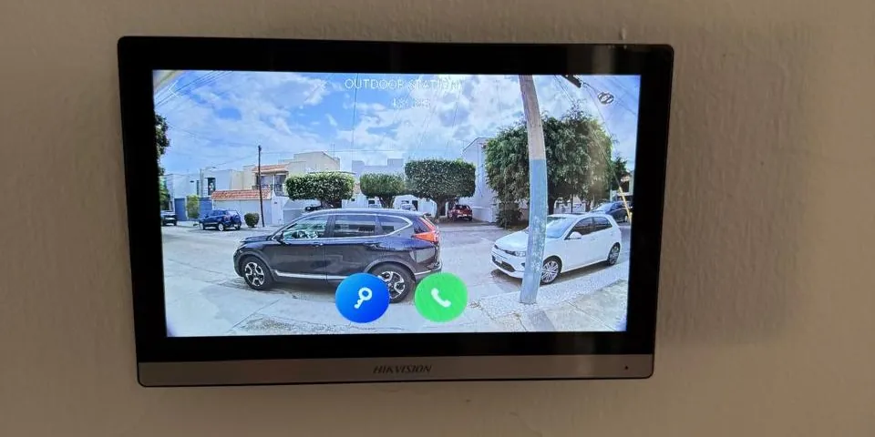 Monitor de videoportero mostrando la calle frente a la entrada